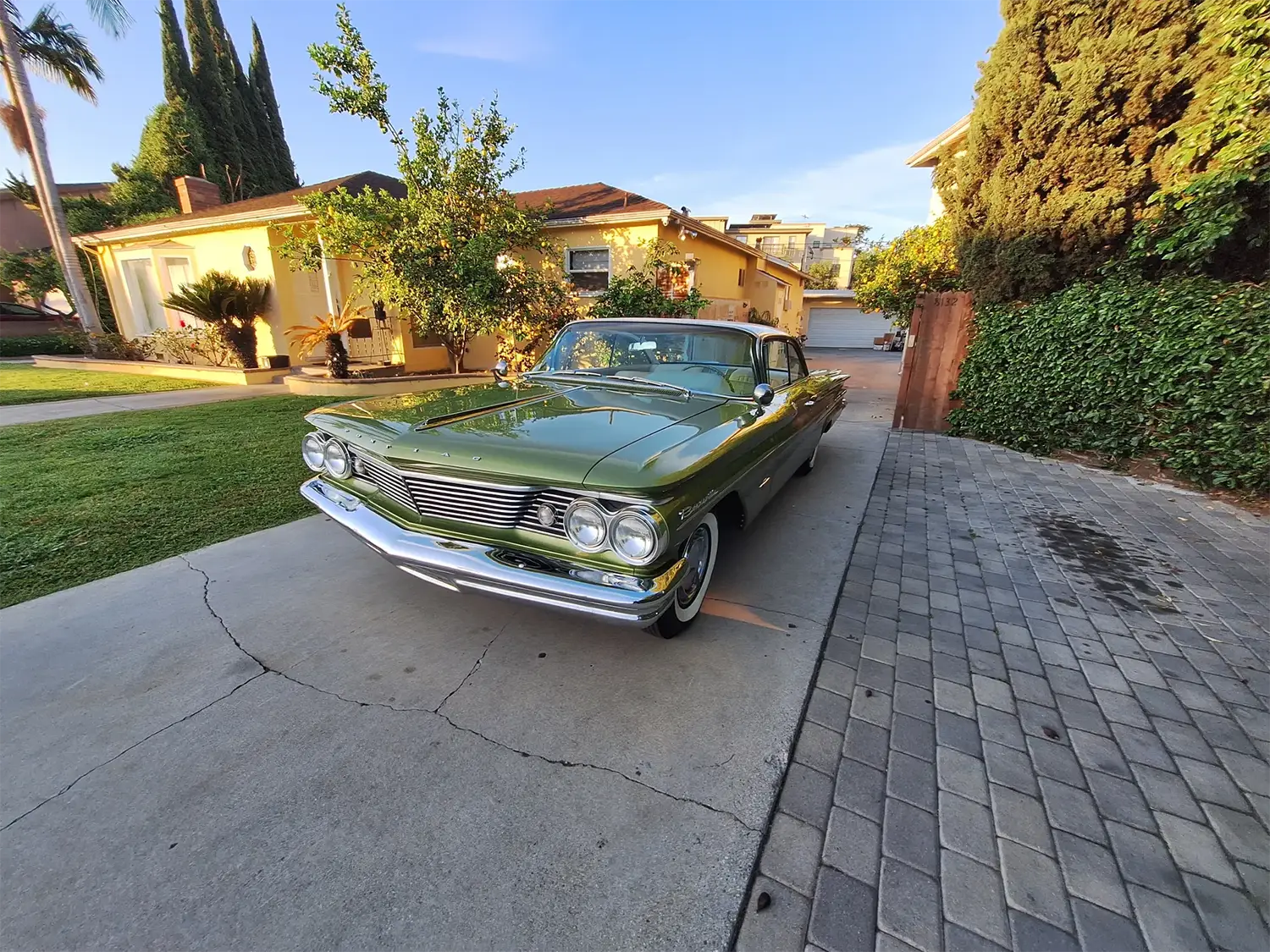 1960 Pontiac Bonneville Sports Coupe - Photo 2