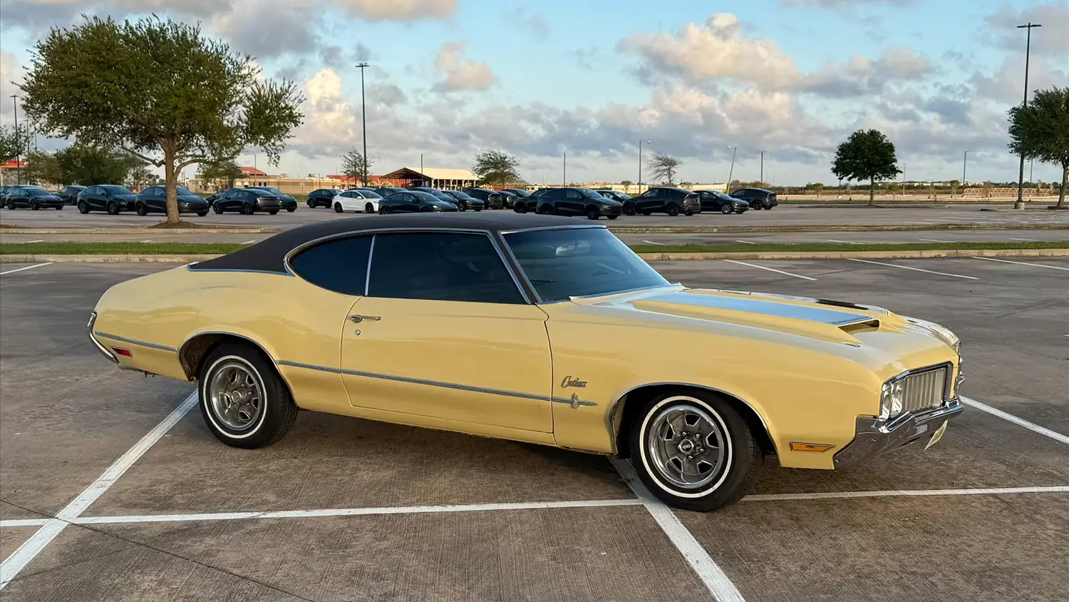 1970 Oldsmobile Cutlass Supreme Holiday Coupe