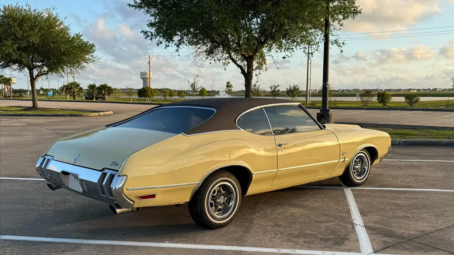 1970 Oldsmobile Cutlass Supreme Holiday Coupe