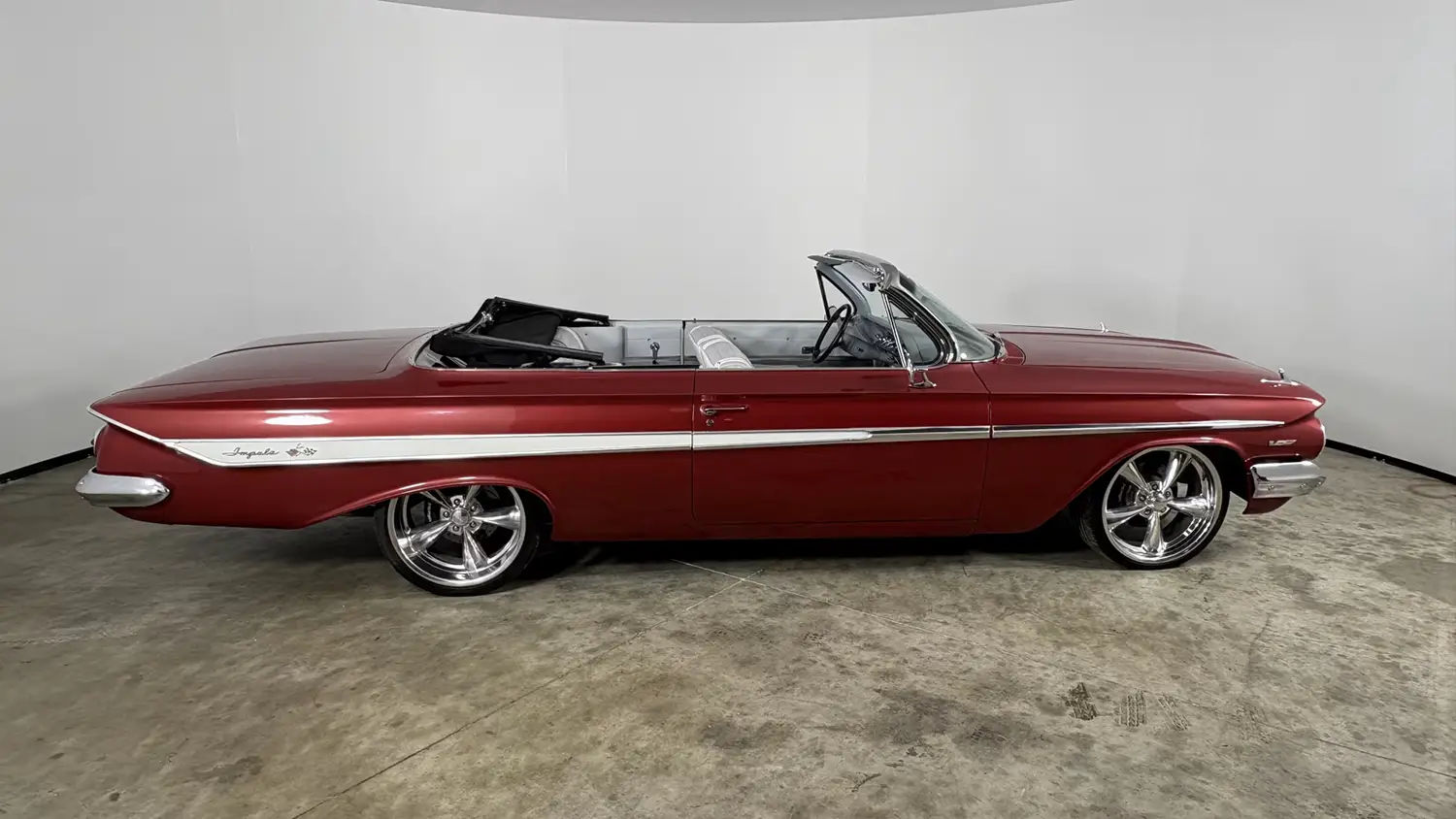 1961 Chevrolet Impala Convertible - Photo 2