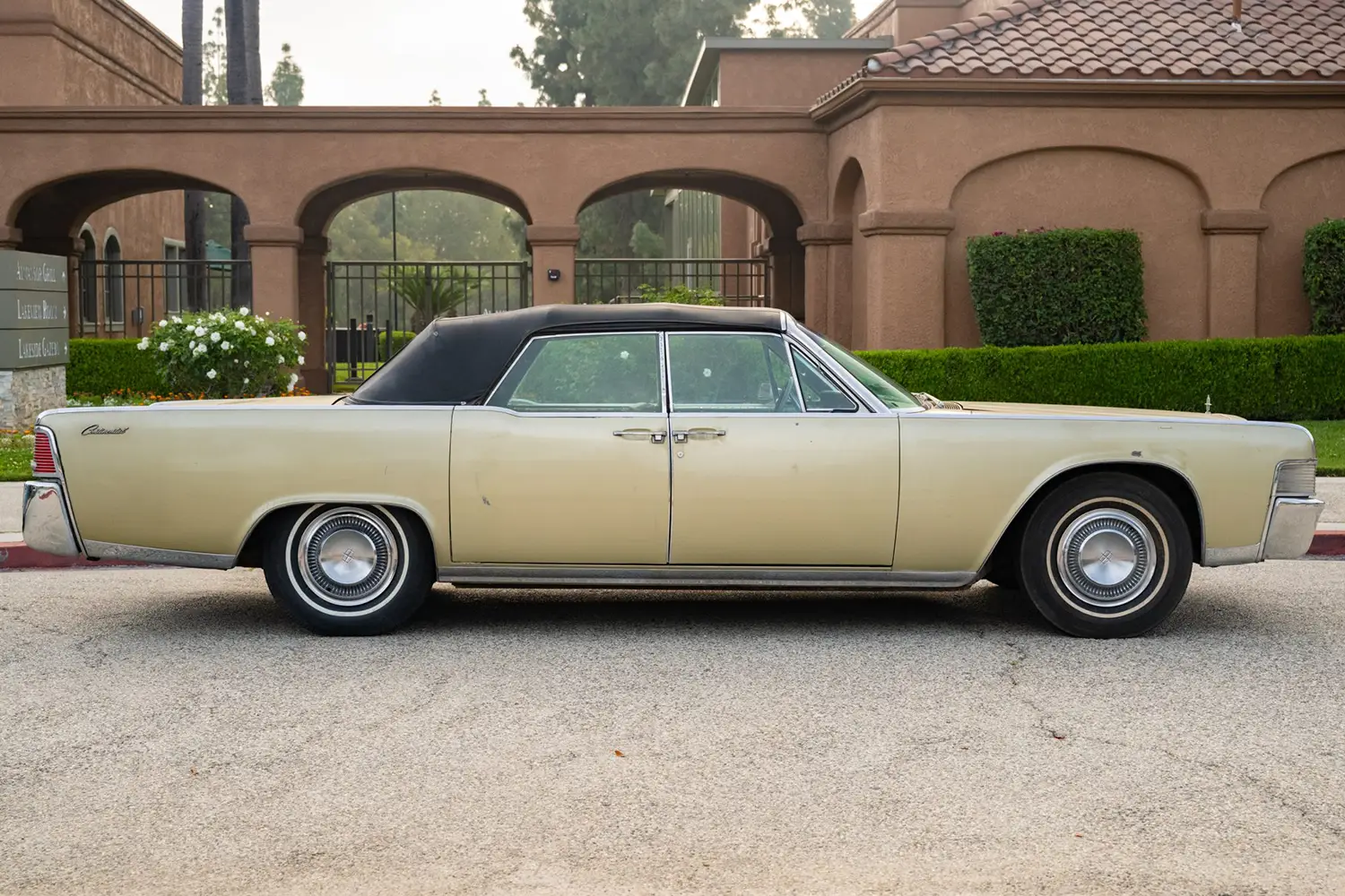 1965 Lincoln Continental Convertible - Photo 9