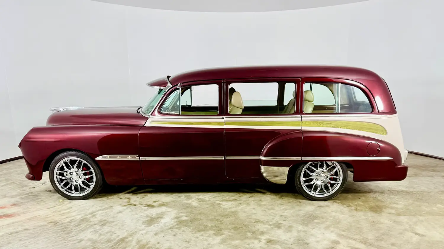 1951 Pontiac Streamliner Custom Wagon - Photo 2