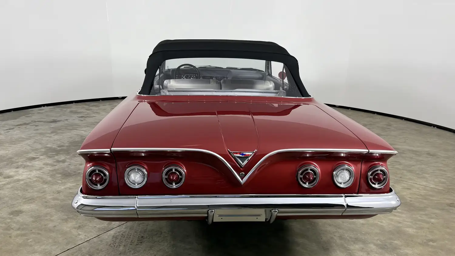 1961 Chevrolet Impala Convertible - Photo 3