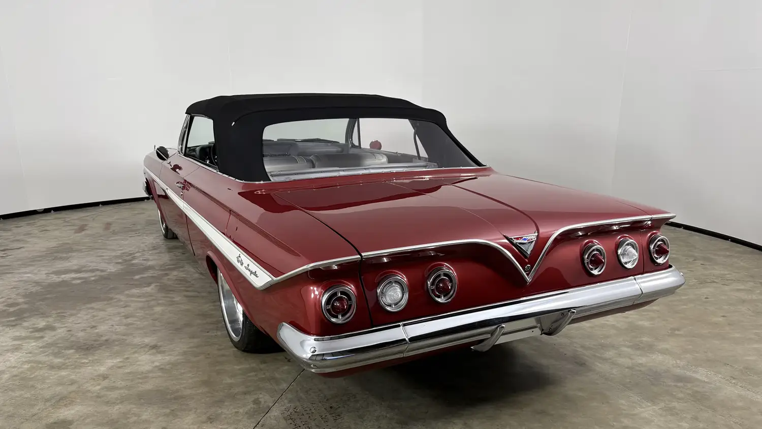 1961 Chevrolet Impala Convertible - Photo 9