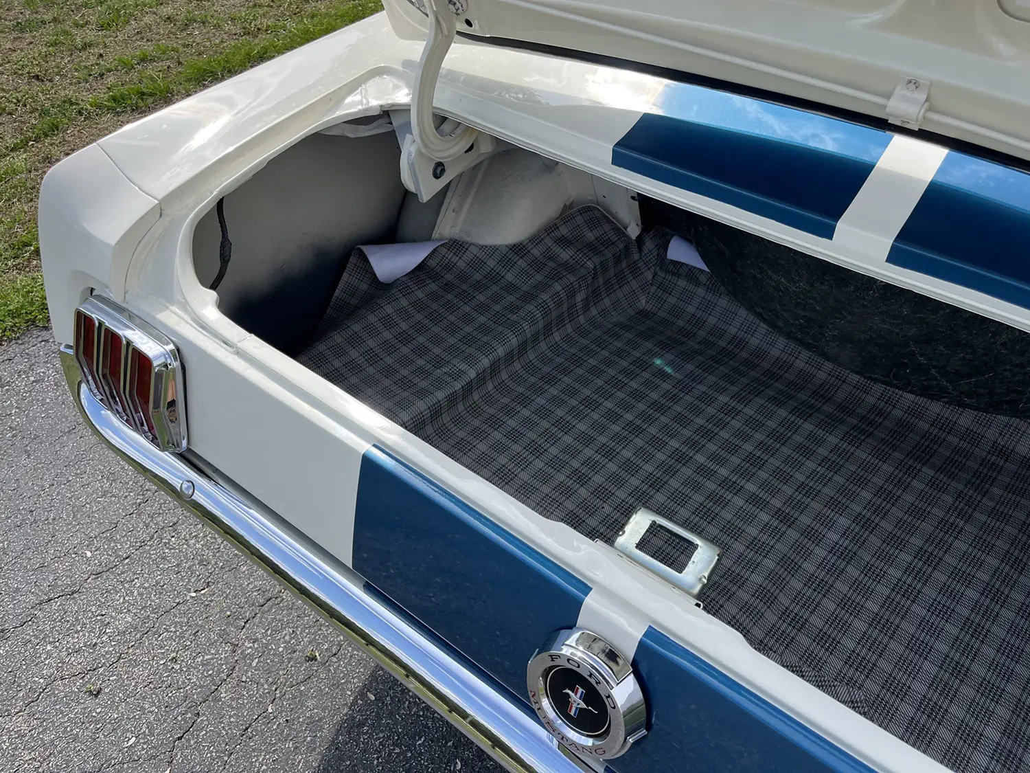 1965 Ford Mustang - Photo 11