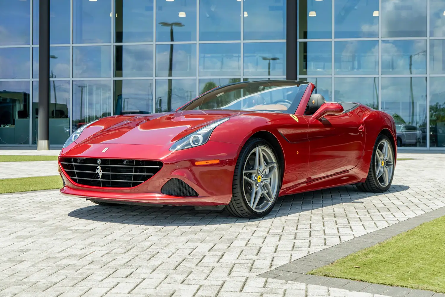2015 Ferrari California T - Photo 1