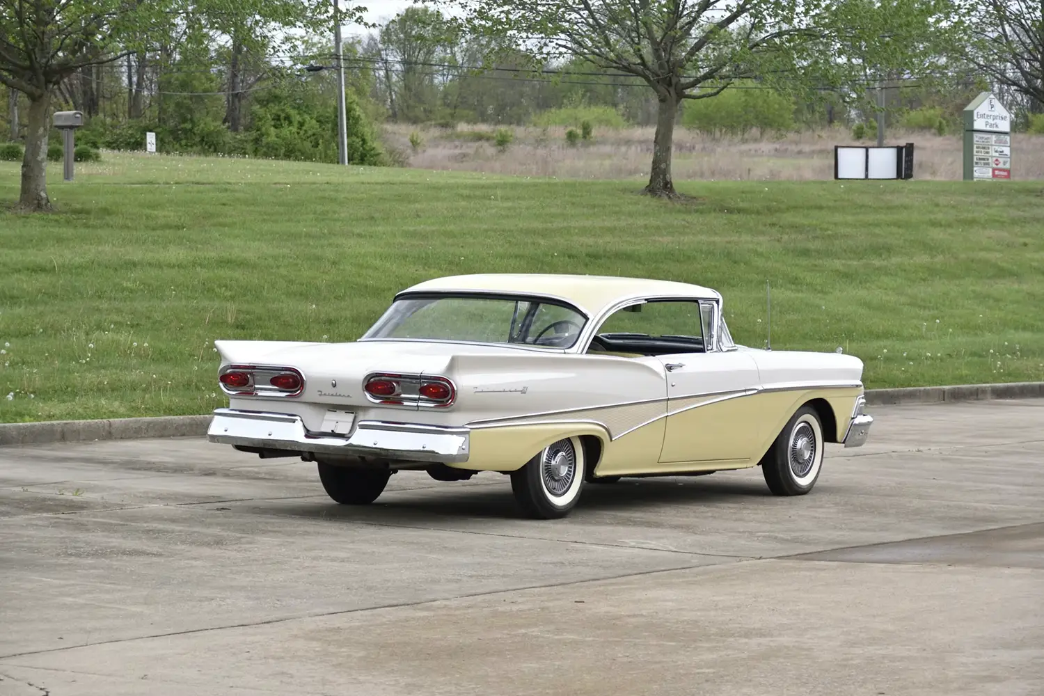 1958 Ford Fairlane 500 Hardtop - Photo 10