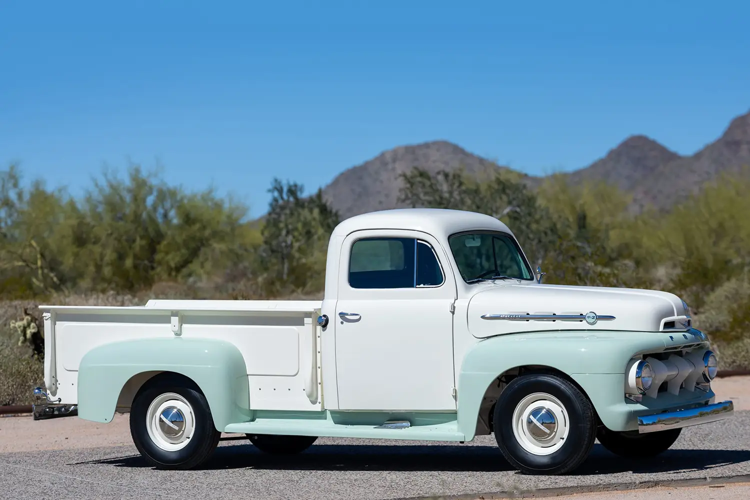 1952 Ford F-2 pickup - Photo 2