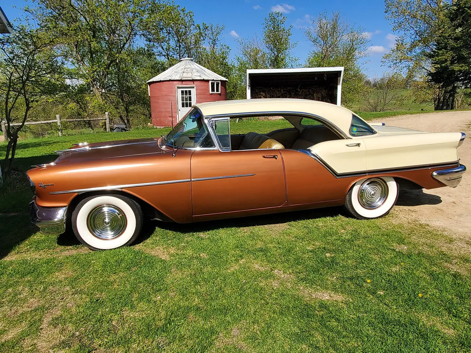 1957 Oldsmobile Golden Rocket 88 Holiday Sedan - Photo 2