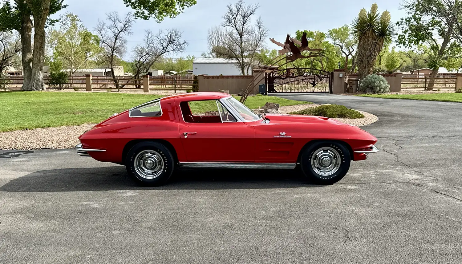 1963 Chevrolet Corvette Split-Window Coupe - Photo 2