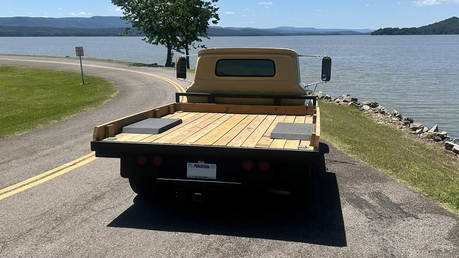 1966 GMC 4000 Flatbed - Photo 3