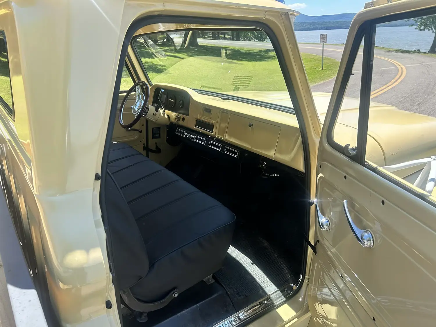 1966 GMC 4000 Flatbed - Photo 9