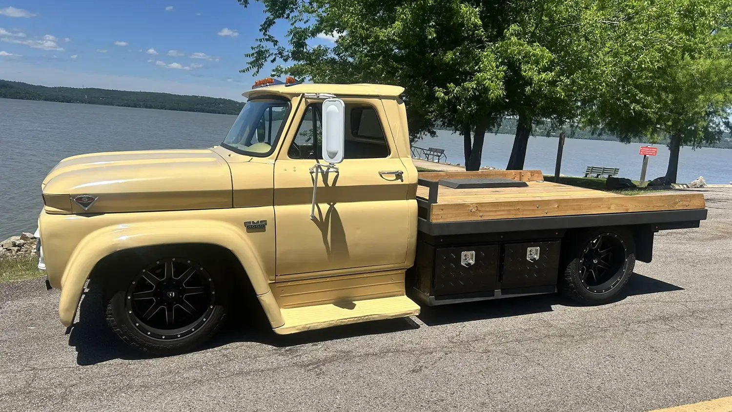 1966 GMC 4000 Flatbed - Photo 2