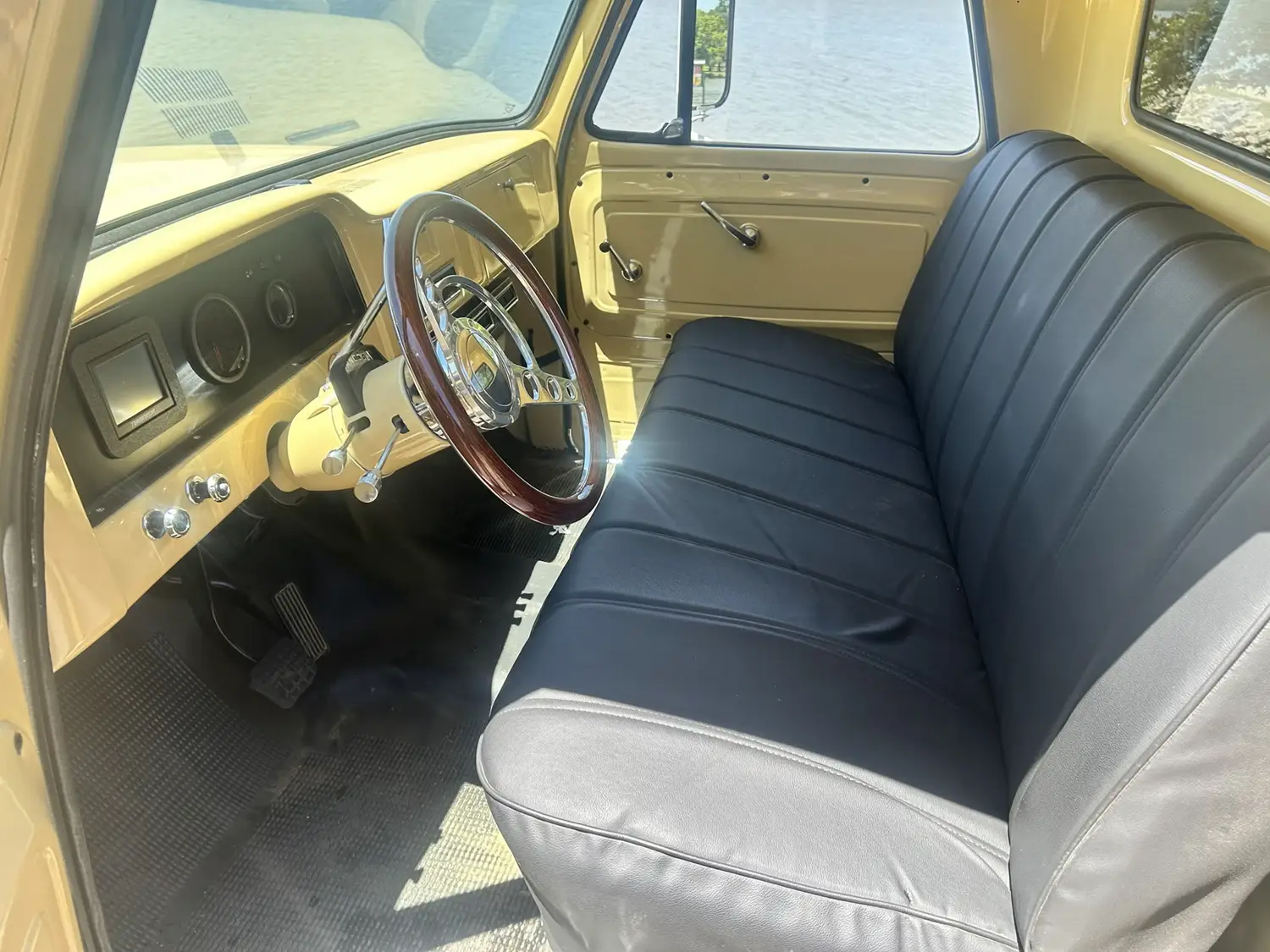 1966 GMC 4000 Flatbed - Photo 4