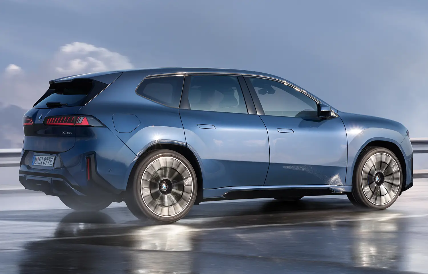 2027 BMW iX3 50 xDrive US - Photo 2