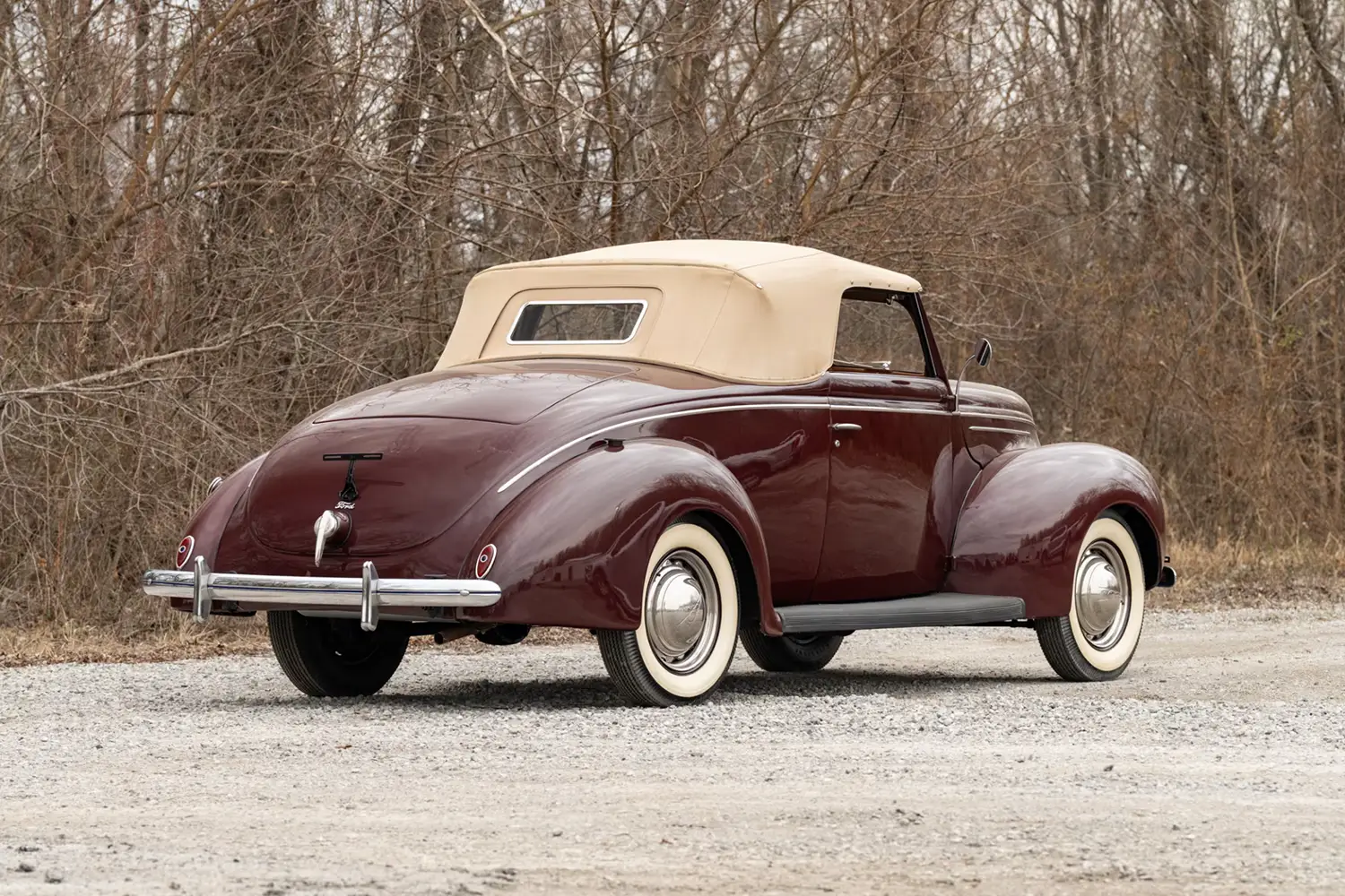 1939 Ford Deluxe Convertible Coupe - Photo 3