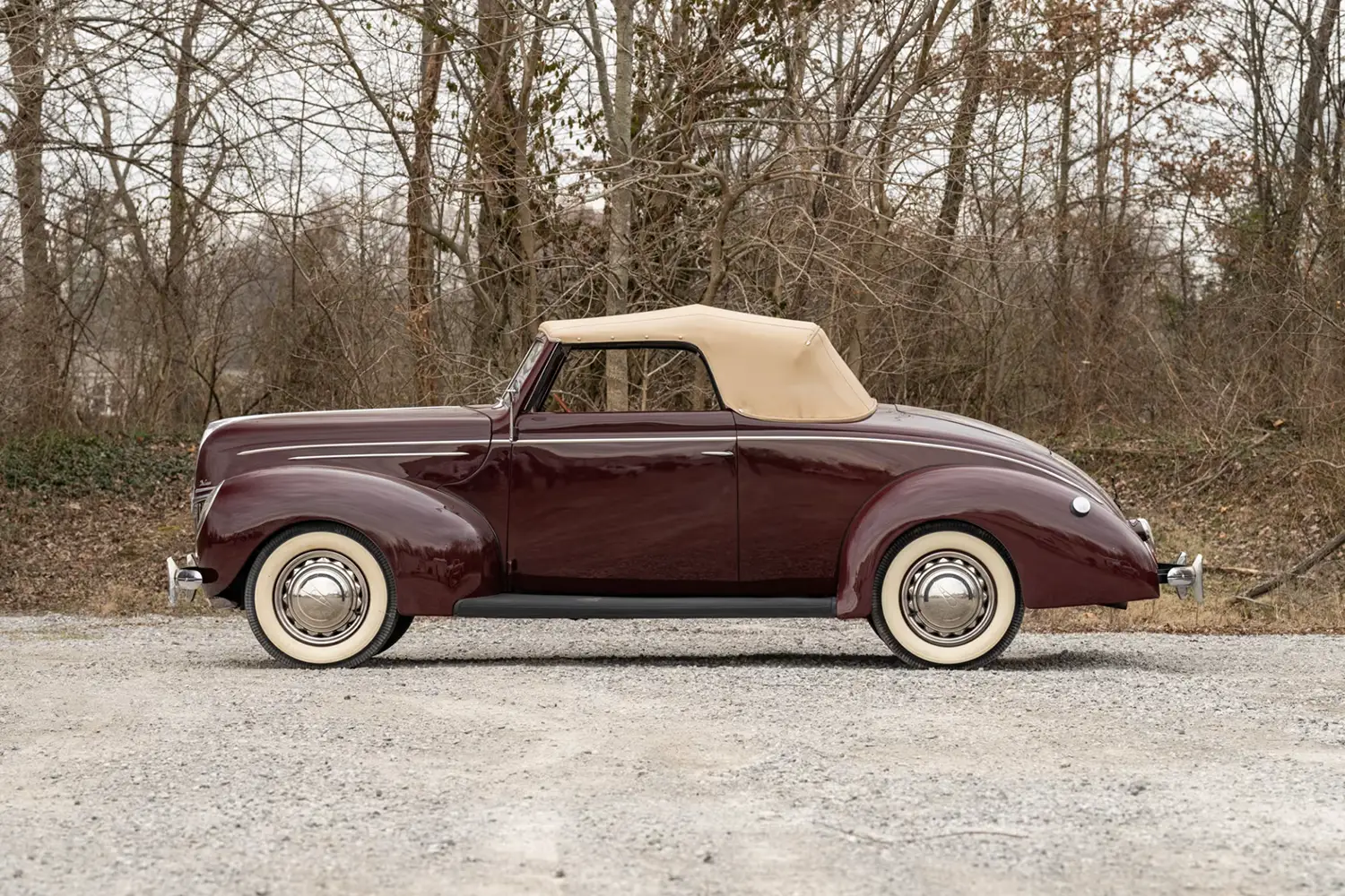 1939 Ford Deluxe Convertible Coupe - Photo 2