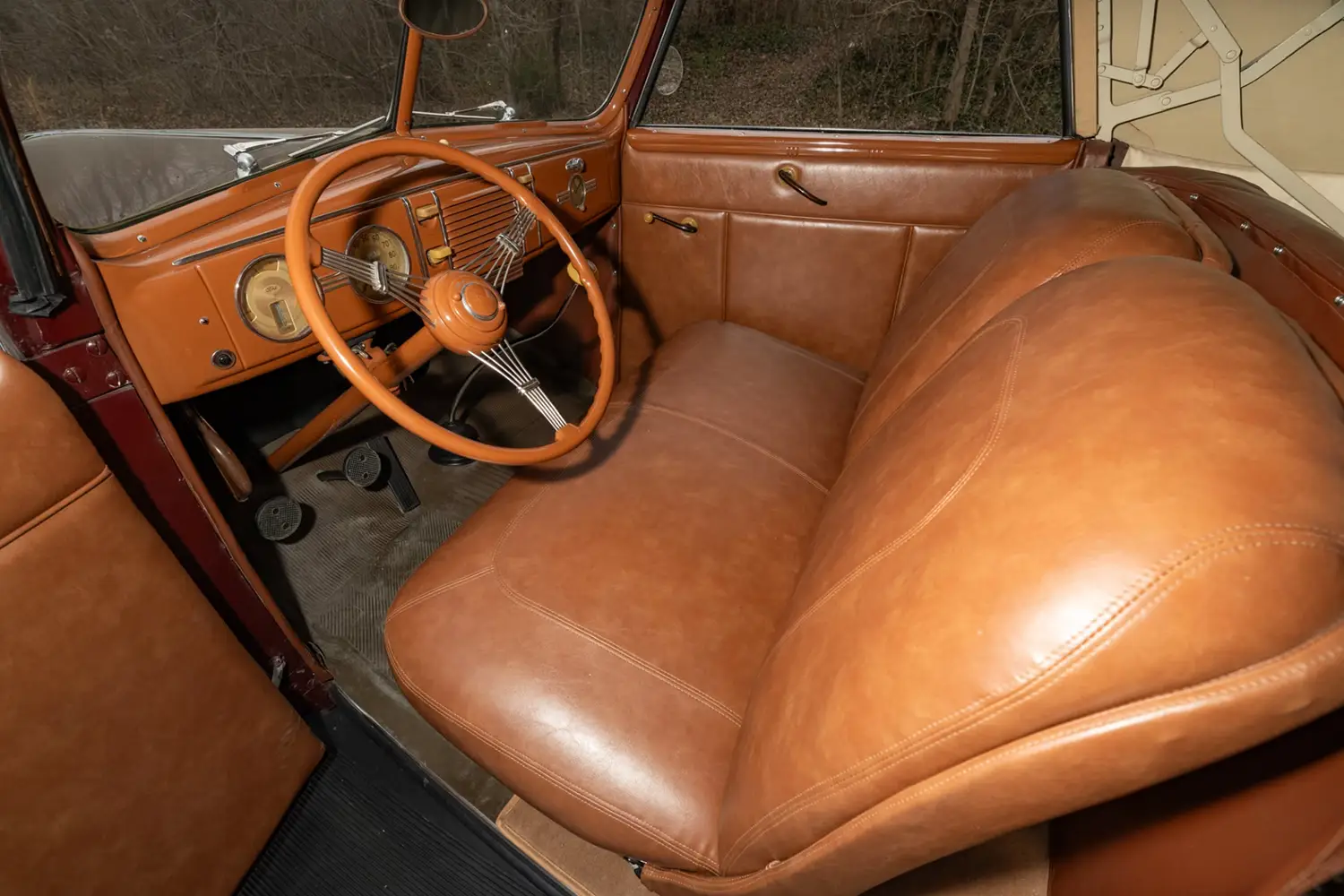 1939 Ford Deluxe Convertible Coupe - Photo 4