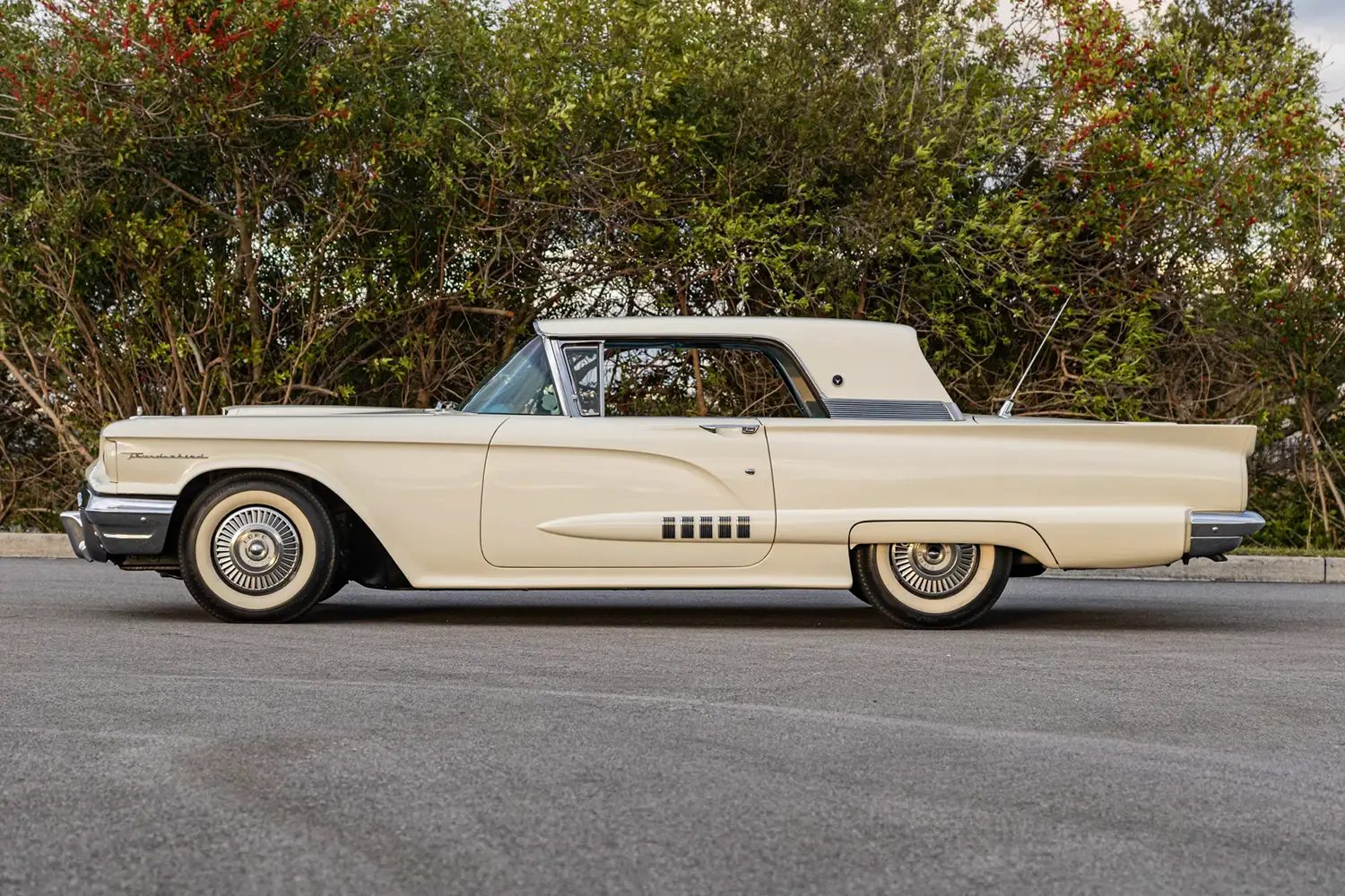 1958 Ford Thunderbird Hardtop - Photo 2